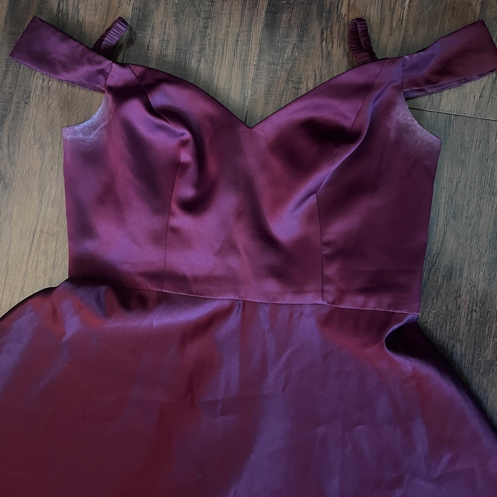 Davids Bridal | Bridesmaid Off The Shoulder Long
Dress w/Men’s Tie | Size 8 - Picture 3 of 9